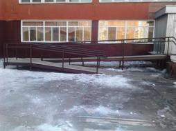 Пандус для входа в школу