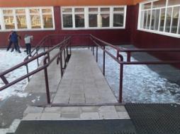 Пандус для входа в школу